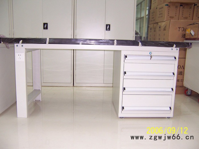 天津HD专业生产工作台钳工台图片工作桌 价格钳工台生产厂家图2