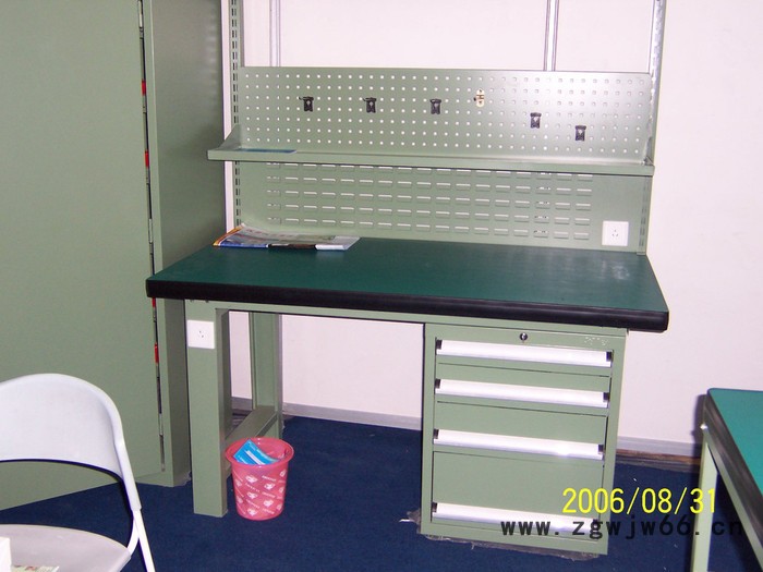 天津HD专业生产工作台钳工台图片工作桌 价格钳工台生产厂家