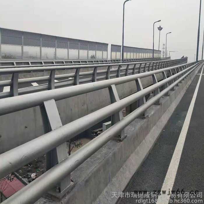 天津道路隔离杆 静电喷涂护栏 镀锌喷涂护栏 定制加工 天津瑞德隆图2