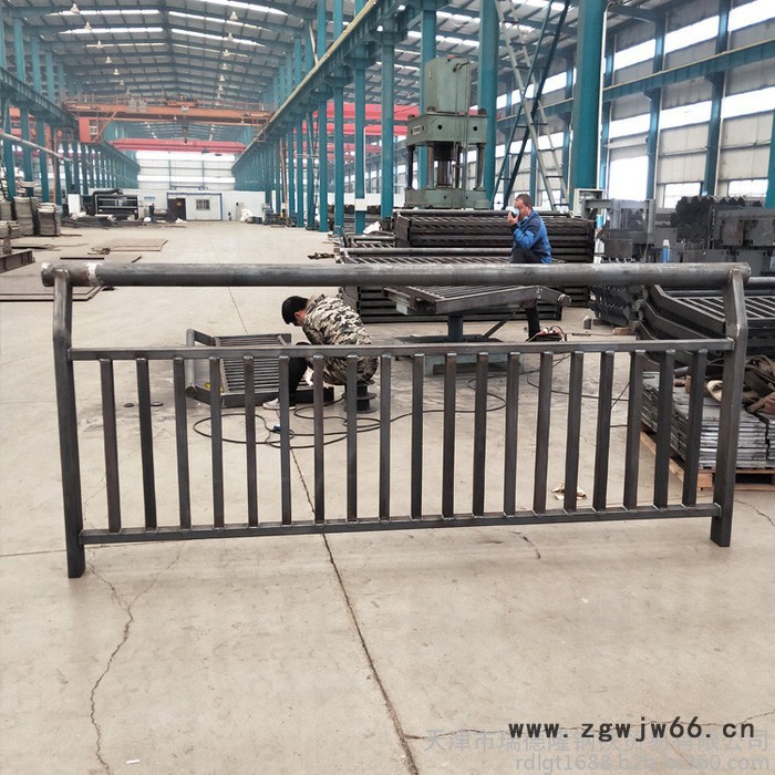 天津道路隔离杆 静电喷涂护栏 镀锌喷涂护栏 定制加工 天津瑞德隆