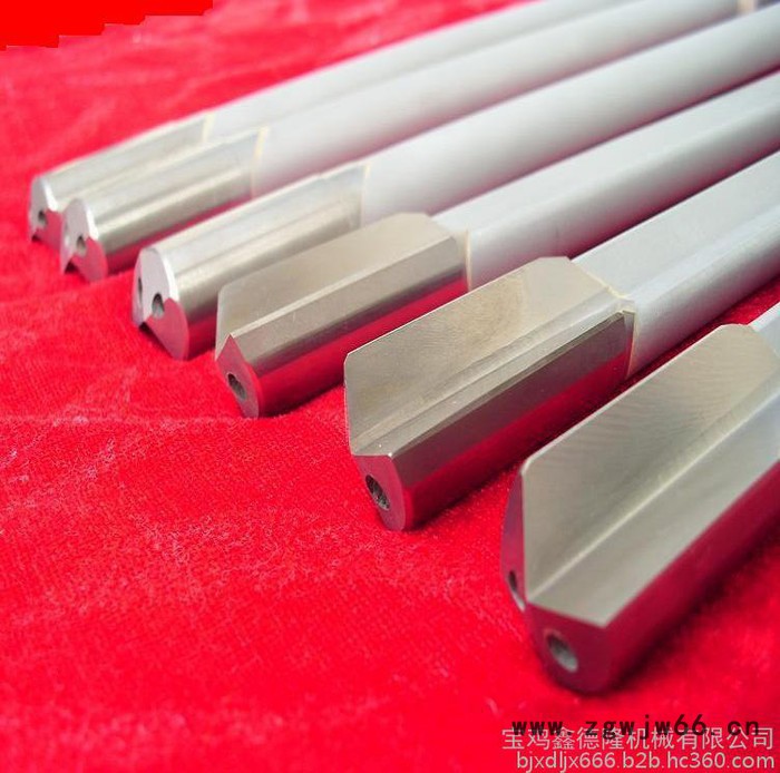 枪钻深孔钻，刀头涂层提高刀具使用寿命。图3