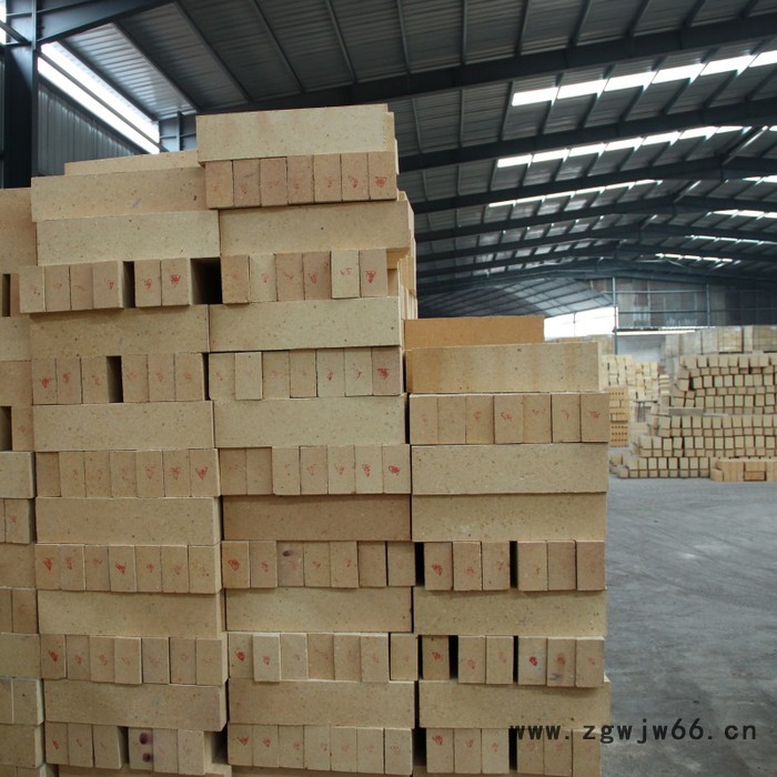 新密耐火材料厂家 主要生产有高铝耐火砖 粘土耐火砖 刚玉砖 镁砖 莫来石砖 型号全 样式多 欢迎来厂考察图3