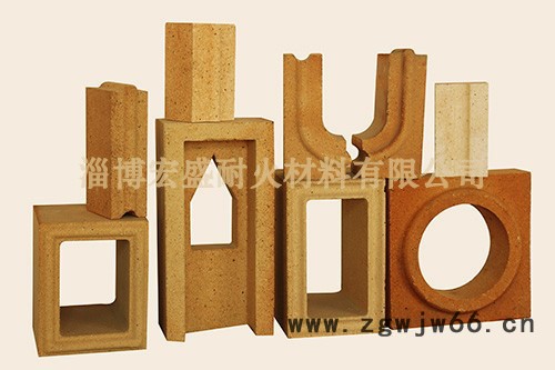 耐火材料砖生产各种指标的粘土质，标准尺寸和各种尺寸异型砖， 价格每吨600元一380O，根据数量质量要求，双方议价