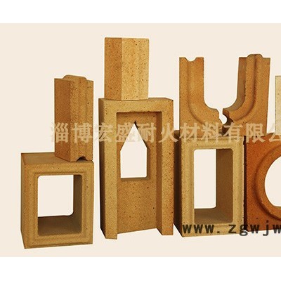 耐火材料砖生产各种指标的粘土质，标准尺寸和各种尺寸异型砖， 价格每吨600元一380O，根据数量质量要求，双方议价