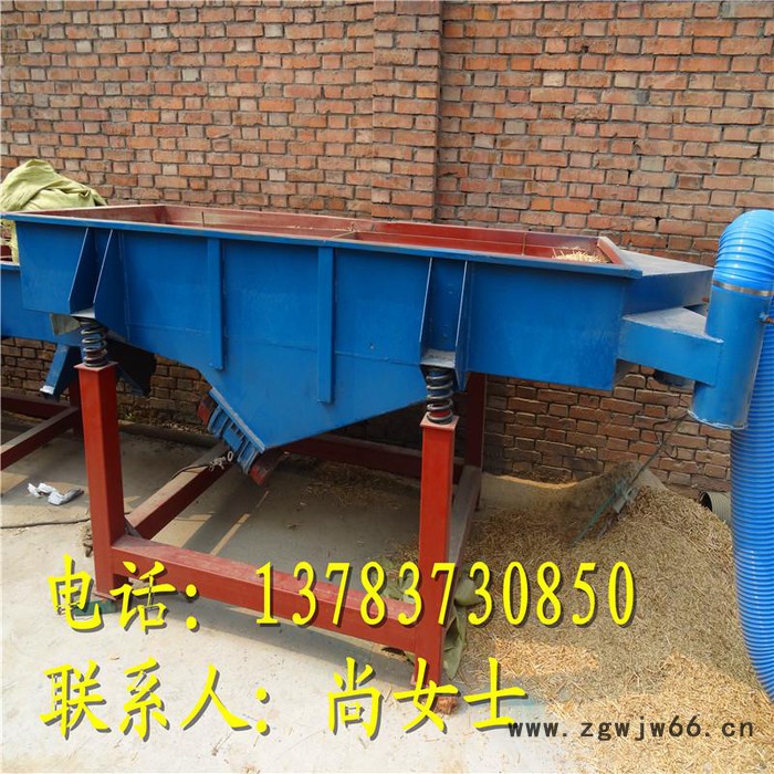 宏源HYSF直线振动筛利用振动电机激振的原理，使物料在筛面上被抛起跳跃式向前作直线运动，以合理匹配筛网达到筛分的目的