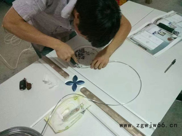 供应伺服三工序橱柜门雕刻机 进口电机衣柜移门开料机 神工高配置套装门切割机图3