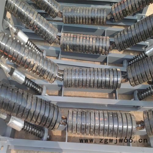 供应可调槽角双弹簧支架   双弹簧支架    输送机托辊    双弹簧支架厂家图2