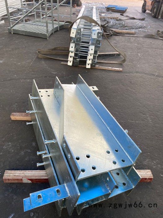 河北鑫联紧固件制造有限公司  高铁配件厂家 人行道钢横梁 吊篮 防落梁挡块 扶手角钢 热浸锌 多元合金共渗加封规格齐全图7