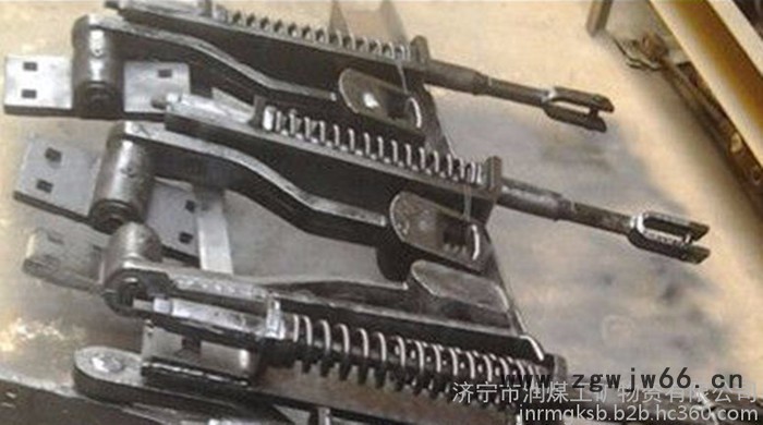 手动弹簧扳道器 重轨弹簧搬道器（简称：搬道器）是一种手动转换道岔的设备。图3