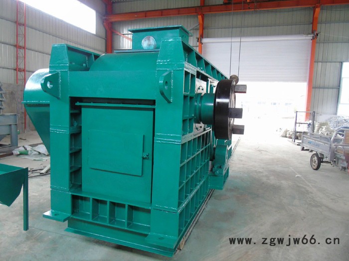 单传动高压辊磨机   处理量大    液压弹簧复合式施压系统