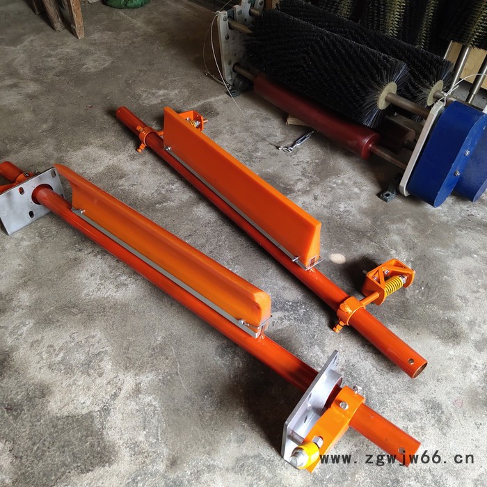 马丁清扫器头部聚氨酯清扫器马丁轻型清扫器重型聚氨酯清扫器弹簧清扫器整体铝芯高分子刮板图4