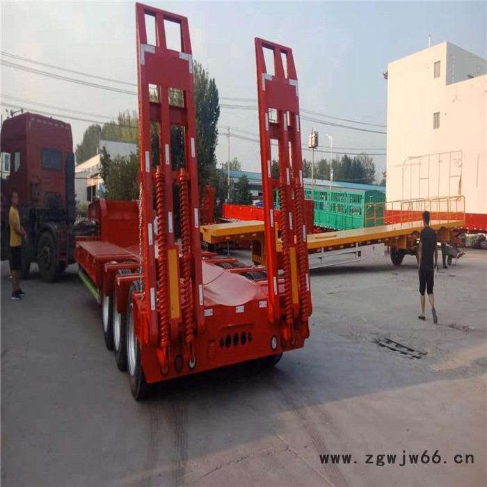 厂家定制100吨重型机械运输车 13米弹簧爬梯式拖车 轻型13.75米低平板半挂车标准价格图5