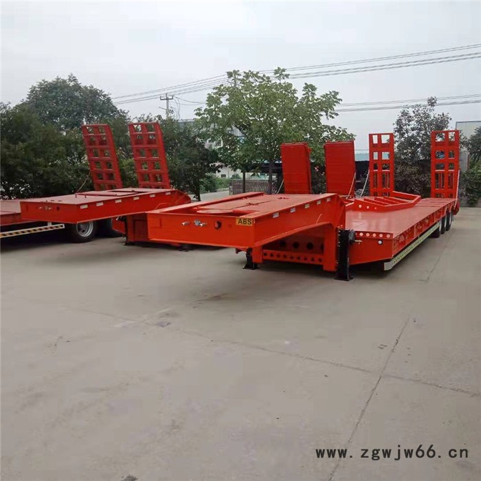 厂家定制100吨重型机械运输车 13米弹簧爬梯式拖车 轻型13.75米低平板半挂车标准价格图3