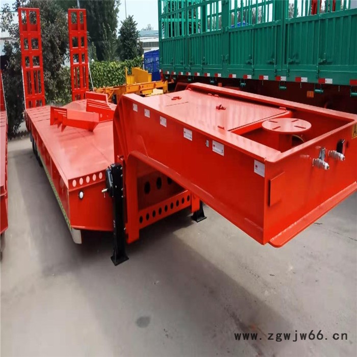 厂家定制100吨重型机械运输车 13米弹簧爬梯式拖车 轻型13.75米低平板半挂车标准价格图4