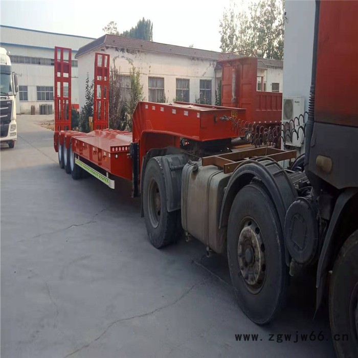 厂家定制100吨重型机械运输车 13米弹簧爬梯式拖车 轻型13.75米低平板半挂车标准价格图2