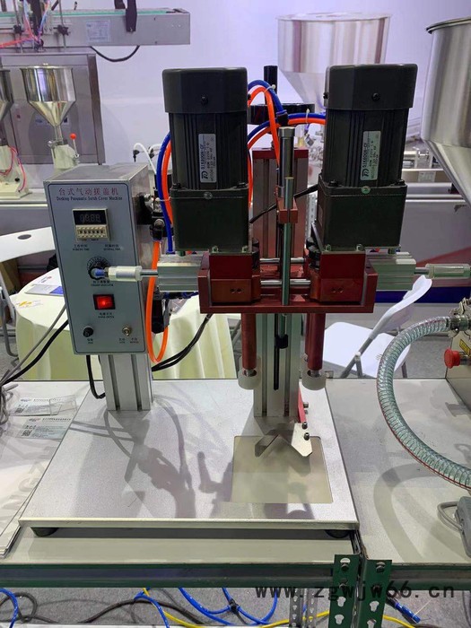 喷雾鸭嘴盖拧盖设备 夹瓶旋盖机 喷头式消毒液搓盖机图5