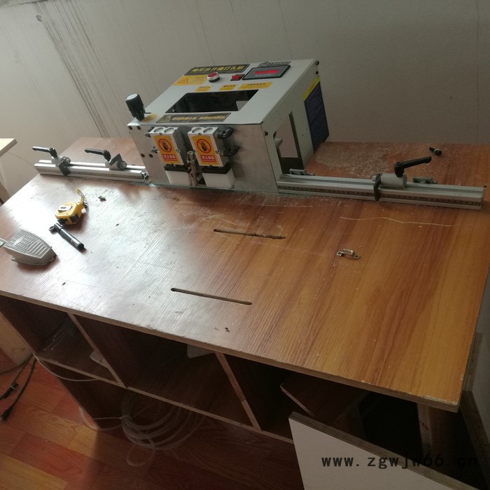 供应木工数控开槽打孔一体机 适用于U型隐形连接件 三合一连接件 弹簧片连接件的开槽打孔**价格优惠欢迎洽谈。图8