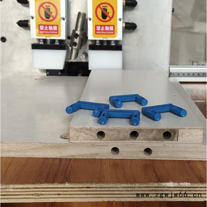 供应木工数控开槽打孔一体机 适用于U型隐形连接件 三合一连接件 弹簧片连接件的开槽打孔**价格优惠欢迎洽谈。图3