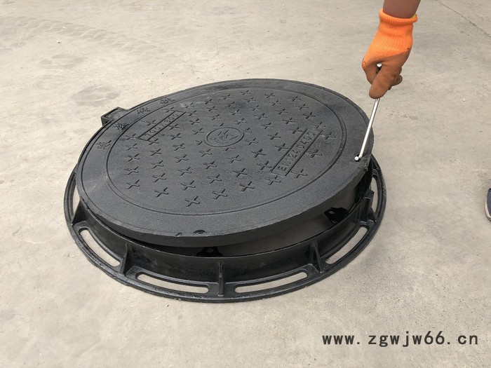 球墨铸铁井盖圆形D400标准铁制井盖市政道路绿化给排水电力防火井盖山东淄博井盖源头厂家岳峰井盖700x800mm图5