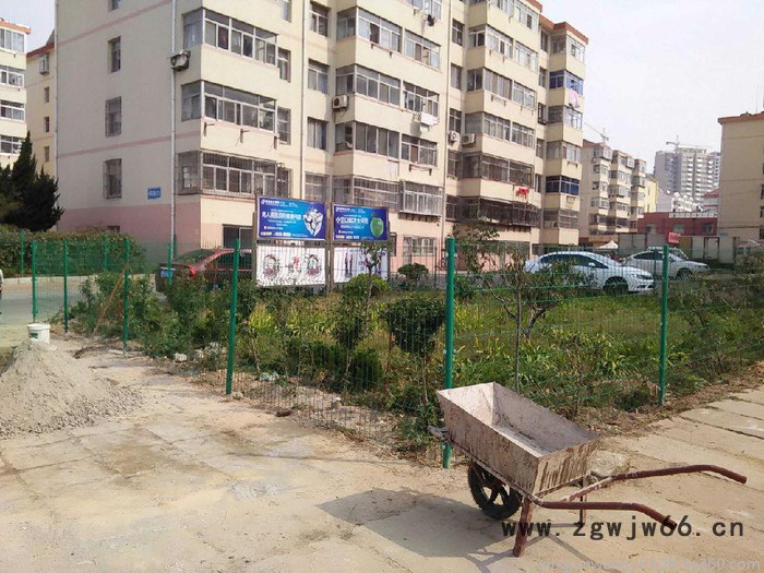 供应    威海护栏    荷兰网   井盖   沟盖板