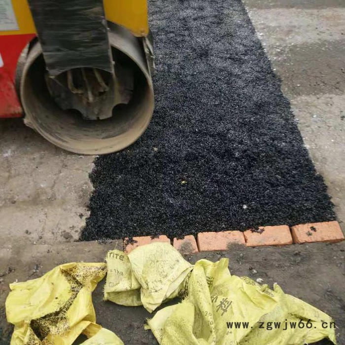 井盖下沉刚换使用黑色快硬型袋装细石混凝土图5