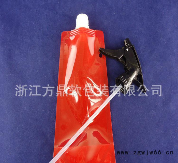 【创新产品】 带喷头自立水袋/环保折叠喷水壶/带铝合金扣水壶图3
