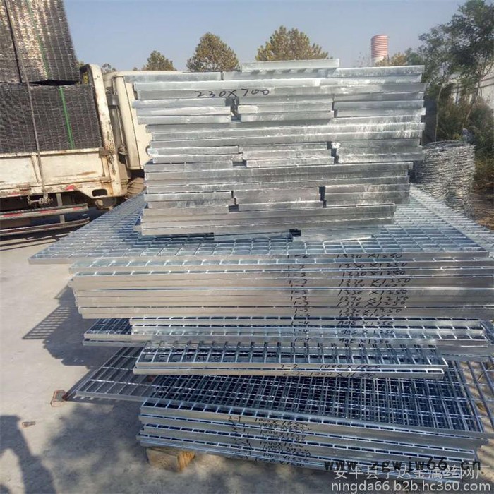 宁达厂家定制电缆井热镀锌沟盖板预制防水坑道花纹盖板长方形防滑井盖 大型鸽舍棚漏粪用地网20*160mm网孔加密型热镀锌脚图8