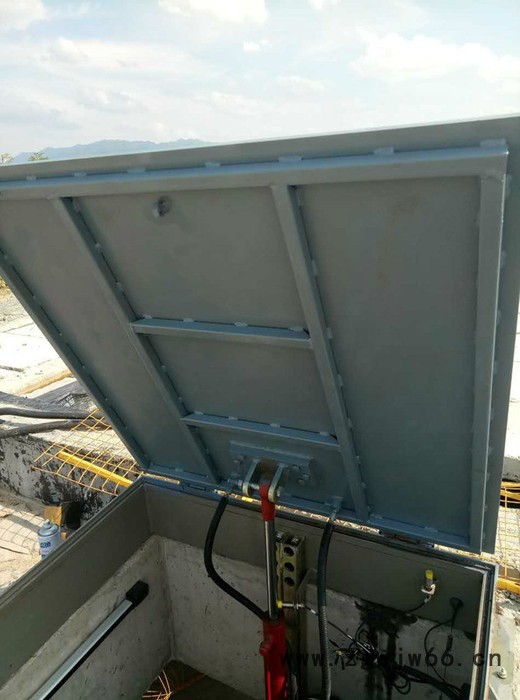 湖南新光逃生口智能井盖解决方案，中间层井盖方案