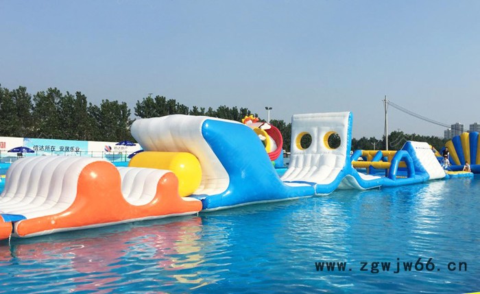 华予游乐**水上休闲运动器材，水上步行球，水上滚筒，水上压板，水上陀螺，水上漂浮物，充气水上乐园，移动水上乐园批发图2