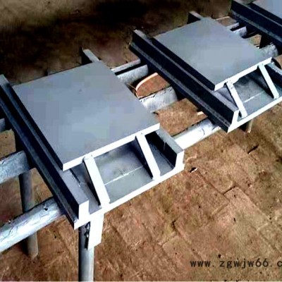 国进89 管夹导向支座.