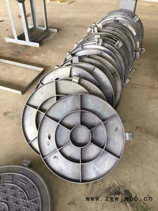 东晖DN700球墨井盖用于马路载重过车、小区、绿化、学校、市政多种用途，产品丰富、价格优异图3