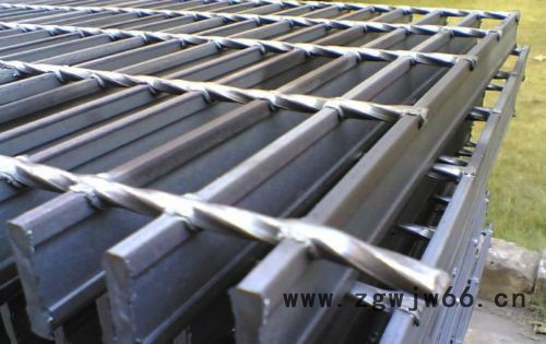 专业生产热濅锌钢格栅，踏步板，不锈钢格栅，沟盖板，井盖，防滑钢格板，订货**中