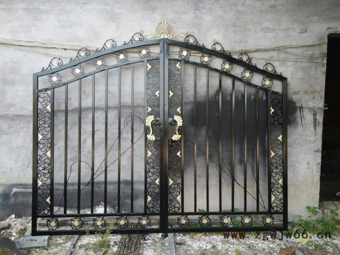 济宁阳光铸造厂专业生产各种雨水、污水、电力、市政、通讯铸铁井盖篦子，质量有保证。图2