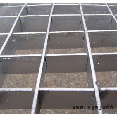 插接钢格板采用圆钢或扁钢碳钢和不锈钢水沟盖板，钢结构平台板，钢梯的踏步板排水沟盖，井盖，道路隔栅，立体停车场，机关、学校