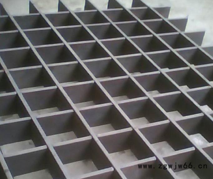 插接钢格板采用圆钢或扁钢碳钢和不锈钢水沟盖板，钢结构平台板，钢梯的踏步板排水沟盖，井盖，道路隔栅，立体停车场，机关、学校图2