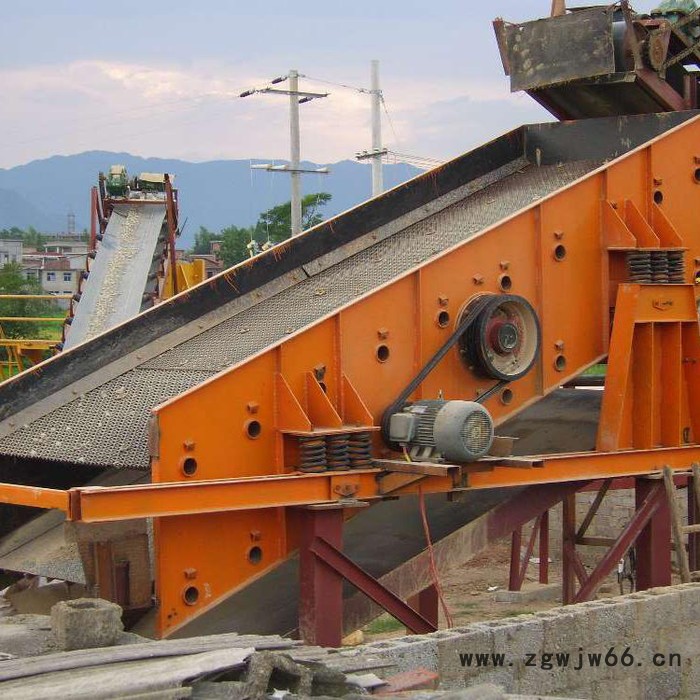 定制砂石振动筛 移动式大型滚筒筛沙机 双盈振动脱水筛 山东振动筛价格图5