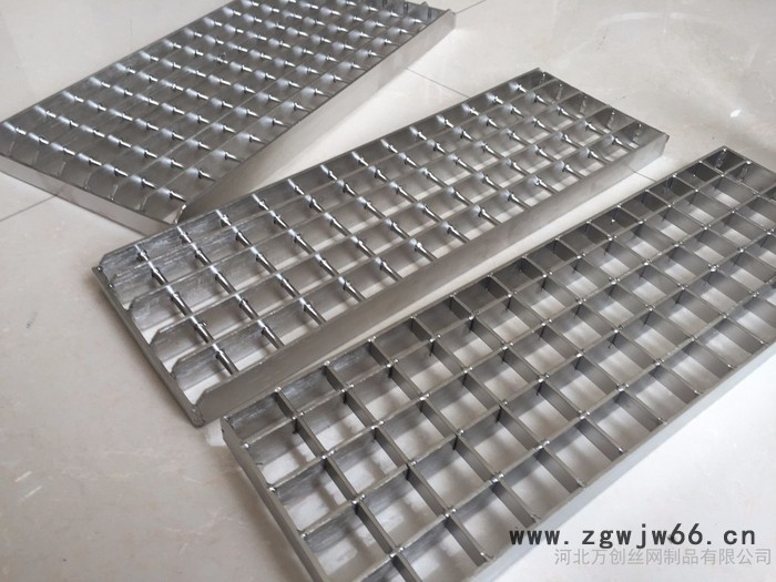 钢格板，钢格栅板，沟盖板，踏步板，热镀锌钢格板，不锈钢钢格板，钢构平台，楼梯踏板，通道地板，排水沟盖，井盖，道路格栅，图2