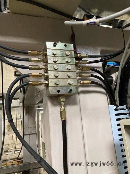 皮带机滚筒集中润滑系统电动油脂泵 外接电源单点加脂器 多点润滑系统  递进式润滑系统 内置控制器 低液位报警开关图4