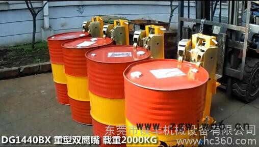 夹四桶油桶夹具多少钱 一次性夹4个圆桶夹具 叉车专用四桶夹 油桶抓钩图2
