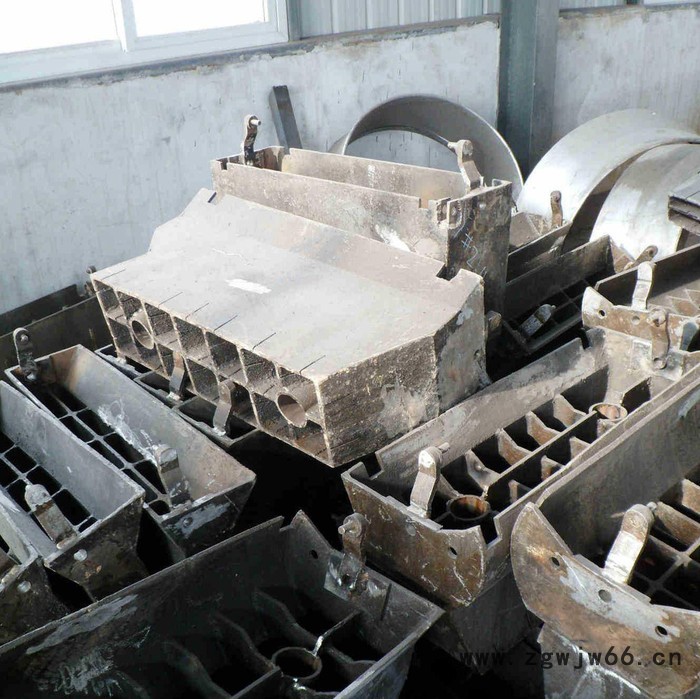 莘县宏伟机械常年生产加工型号齐全的各类锅炉风帽， 筛板，吊钩锅炉配件图4