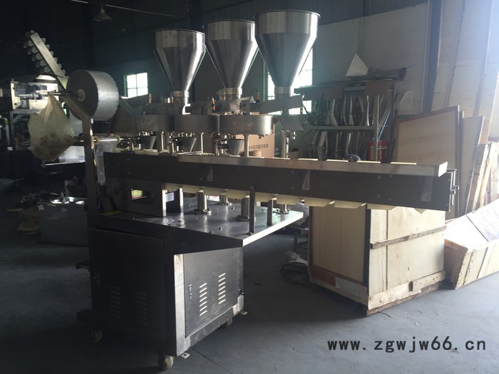 蜜饯果脯包装机 袋装五金滚珠包装机 供应小型立式食品糖果包装机图5