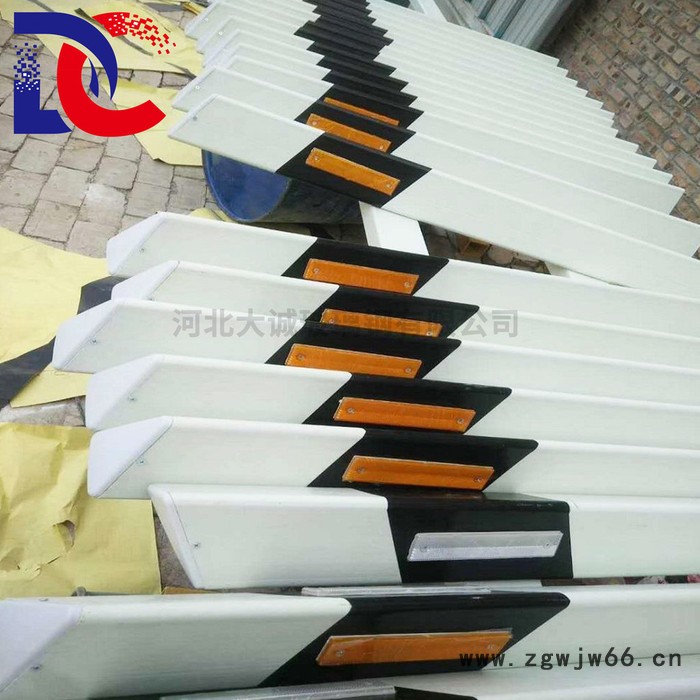 大诚 玻璃钢轮廓标 高速公路柱式轮廓标 pvc黄白反光三角桩 数字百米标 材质齐全 安装简单图4