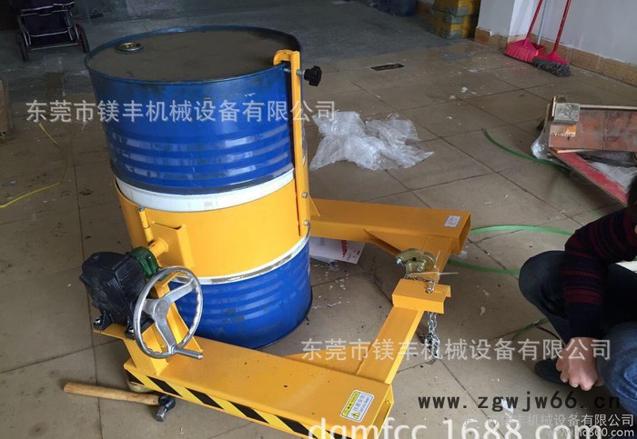 叉车专用油桶倒料工具 抱箍式360度翻转油桶倒具图2