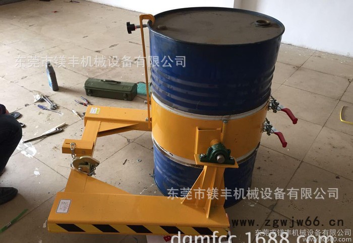 叉车专用油桶倒料工具 抱箍式360度翻转油桶倒具图3