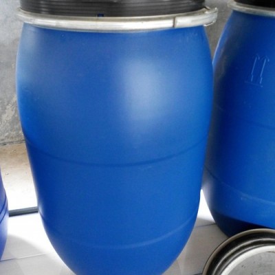 厂家供应135升塑料铁箍桶 135L公斤包抱箍化工专业用桶 圆形铁卡子桶