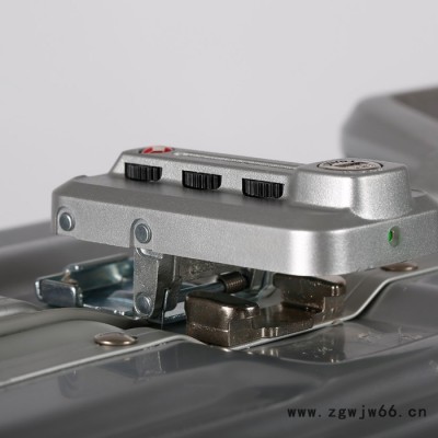 HELENSHIRLEY 高端商务拉杆箱万向轮行李箱8100