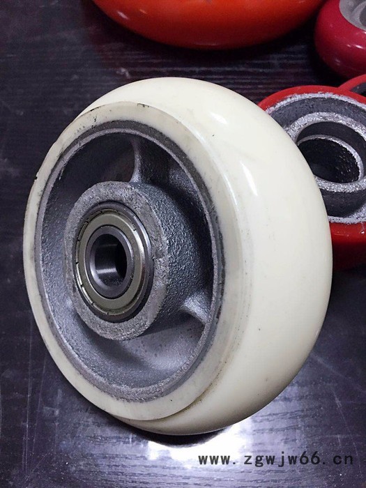 广州粤顺脚轮中型重型大量现货5寸6寸8寸铁芯PU双弹簧减震轮白色轮蓝漆避震轮大门减震脚轮静音弹簧轮万向轮