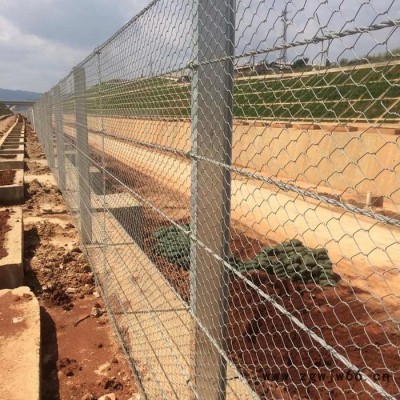 金属防护栅栏  菲璇铁路护栏网厂家 金属网片防护栅栏