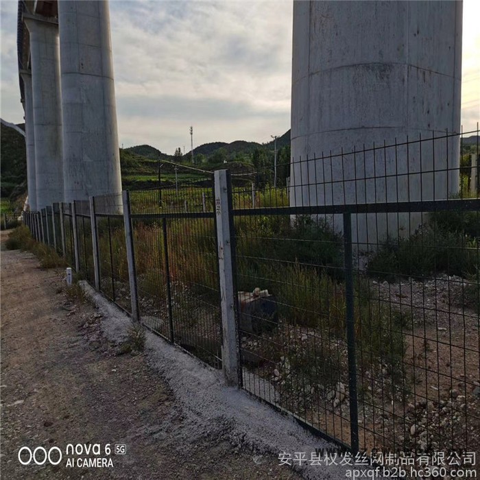 权发铁路防护栅栏 金属网片 桥下防护栅栏现货图3