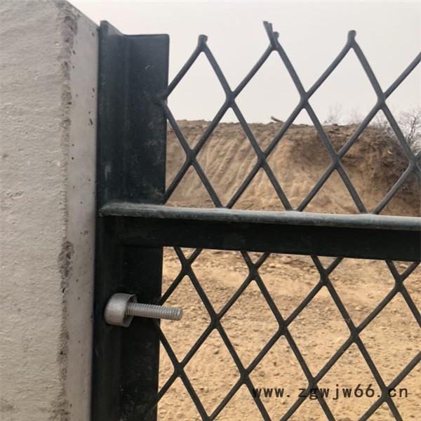 百瑞高铁防护栅栏 高铁水泥柱栅栏 高铁绿色铁丝防护网 铁路金属网片栅栏 铁路金属网片厂家图4